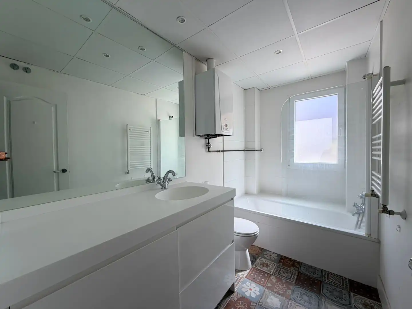 Bathroom of Flat for sale in Madrid  with Air Conditioner, Heating and Terrace