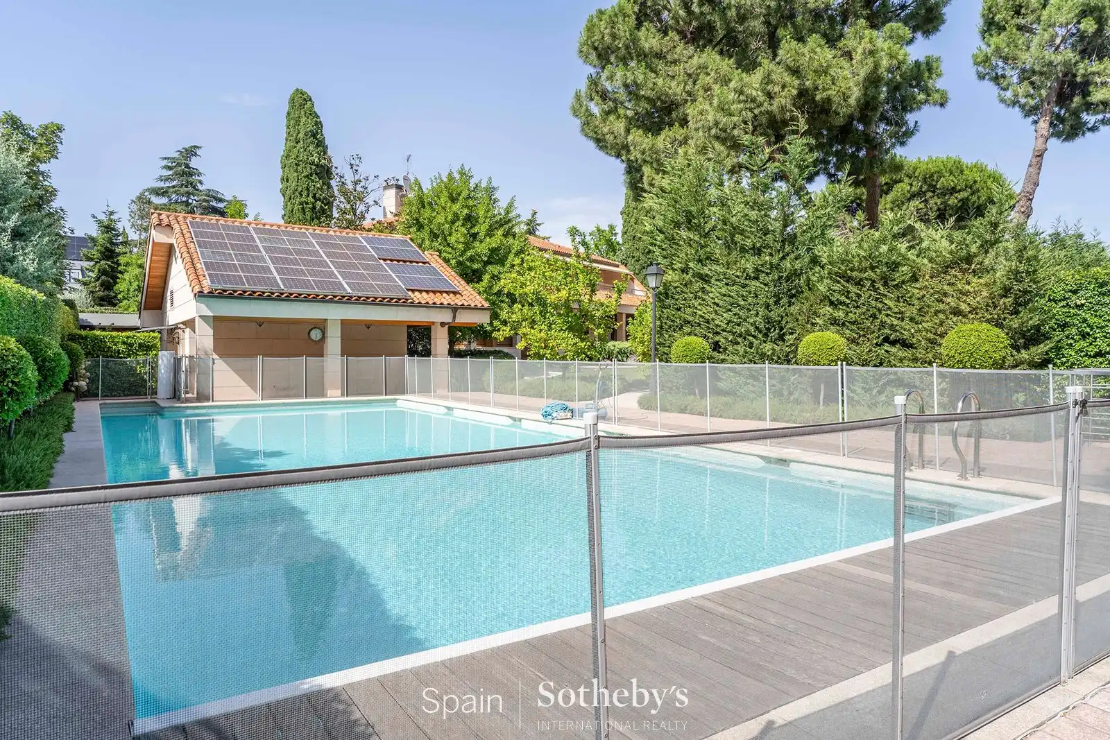 Piscina de Casa o chalet en venta en Madrid con Aire acondicionado, Calefacción y Jardín privado
