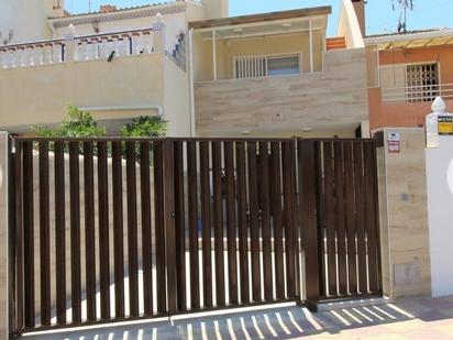 Vista exterior de Casa o xalet en venda en Torrevieja amb Terrassa i Balcó