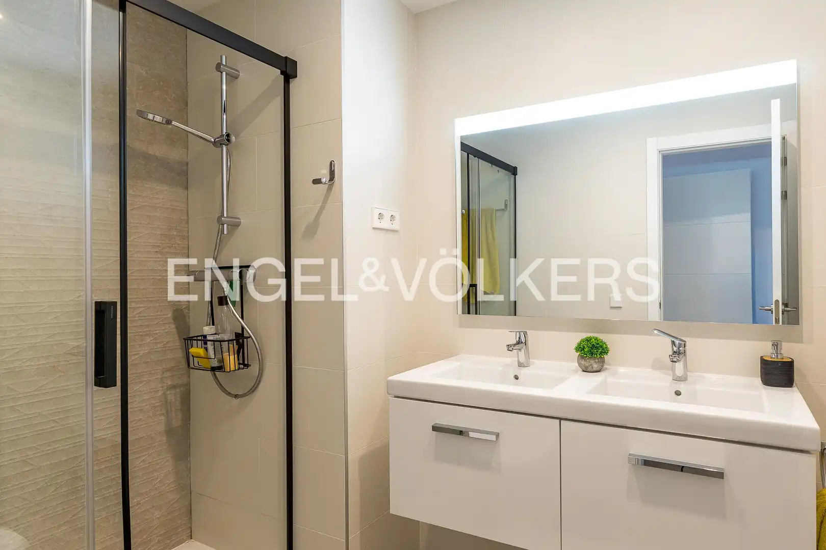 Bathroom of Flat for sale in L'Hospitalet de Llobregat  with Air Conditioner, Heating and Parquet flooring