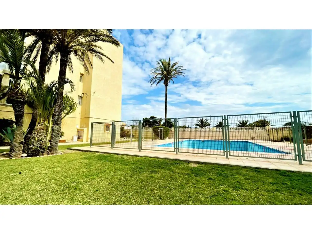 Piscina de Piso en venta en Roquetas de Mar con Aire acondicionado, Calefacción y Parquet
