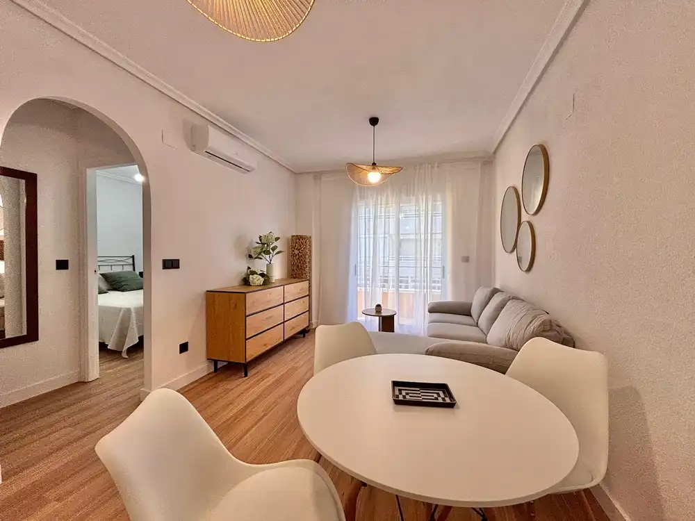 Sala d'estar de Apartament en venda en Torrevieja amb Aire condicionat, Parquet i Moblat