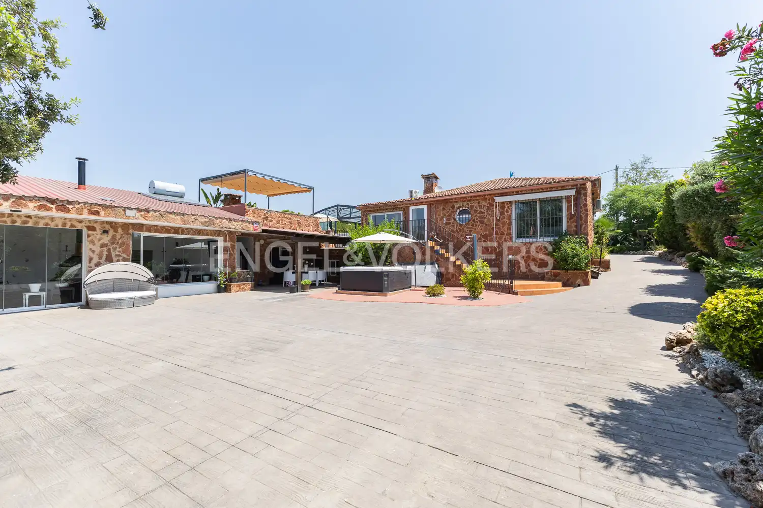 Vista exterior de Casa o xalet en venda en Torrent amb Calefacció, Jardí privat i Terrassa