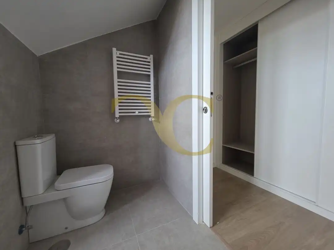 Badezimmer von Dachboden zum Verkauf in Llanes mit Heizung, Privatgarten und Terrasse