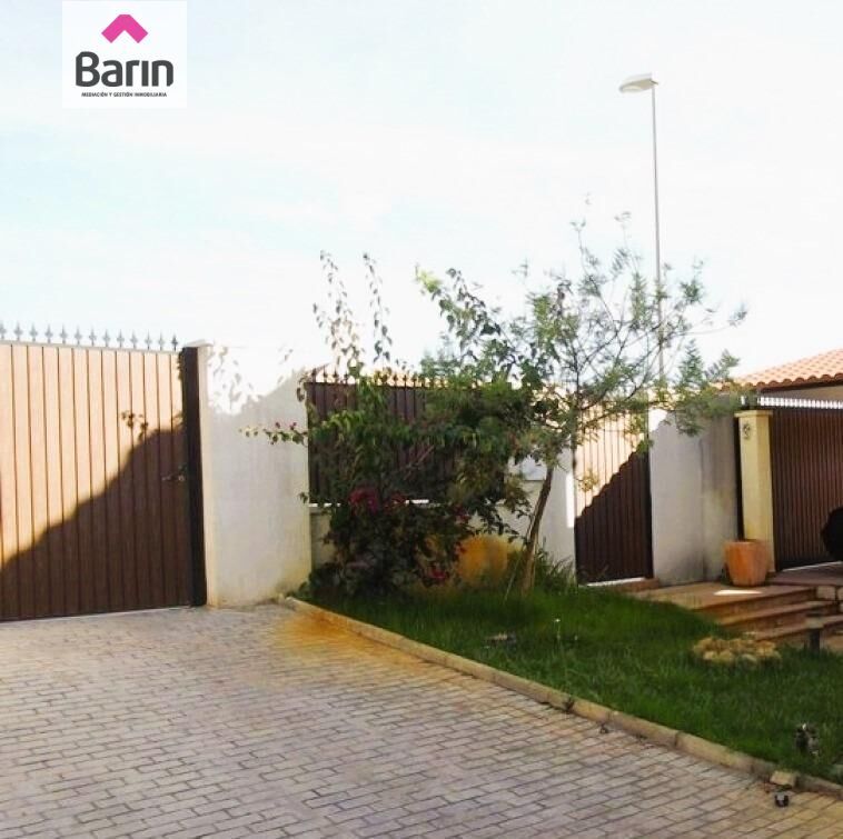 Vista exterior de Casa o xalet en venda en  Córdoba Capital amb Aire condicionat, Calefacció i Jardí privat
