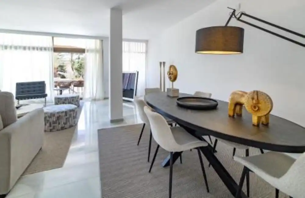 Menjador de Apartament de lloguer en Marbella amb Aire condicionat, Terrassa i Piscina