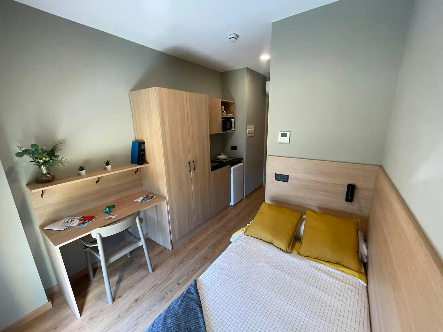 Bedroom of Flat for share in Dos Hermanas  with Air Conditioner and Heating