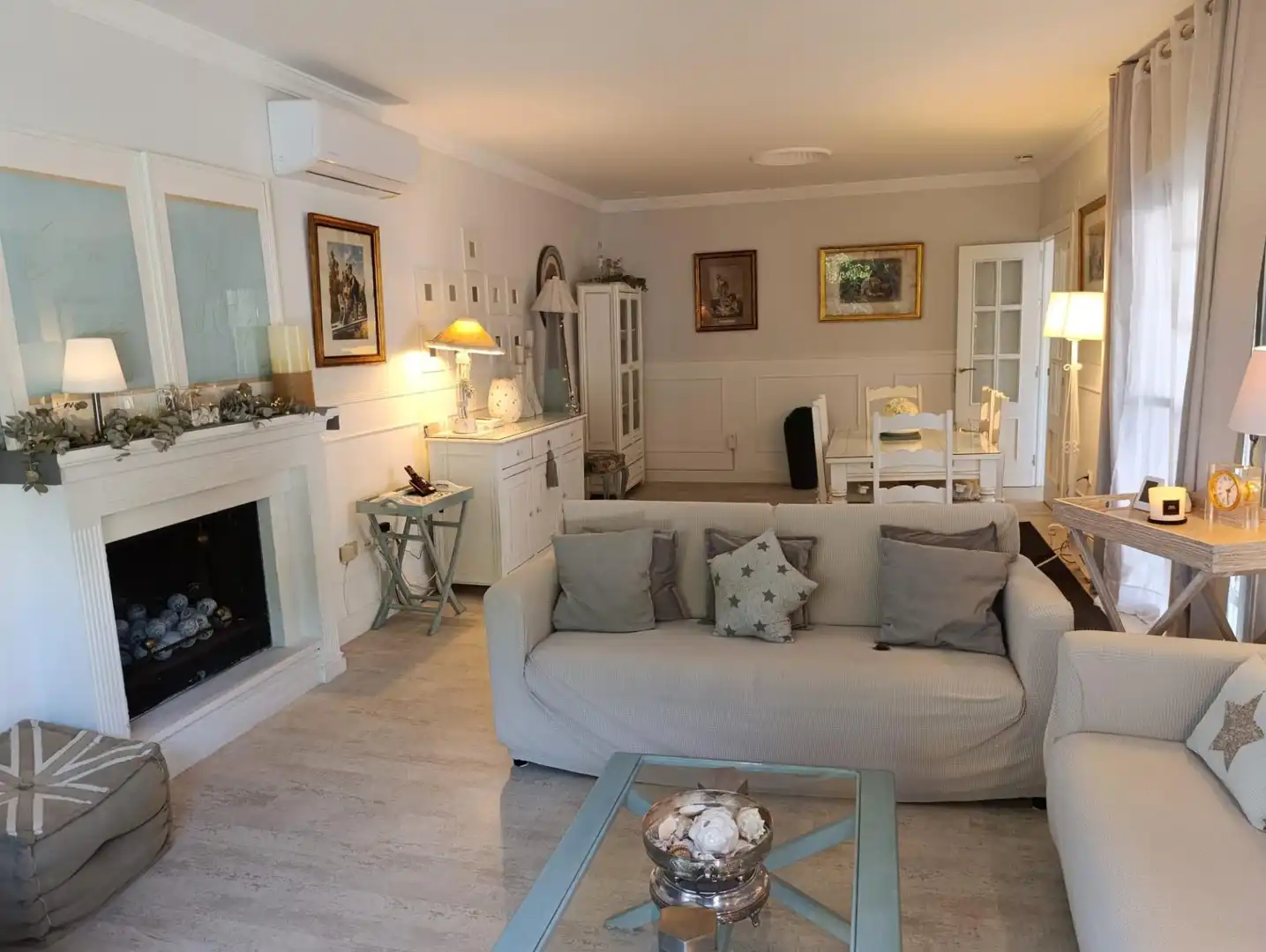 Sala d'estar de Casa o xalet en venda en Chiclana de la Frontera amb Aire condicionat, Jardí privat i Traster