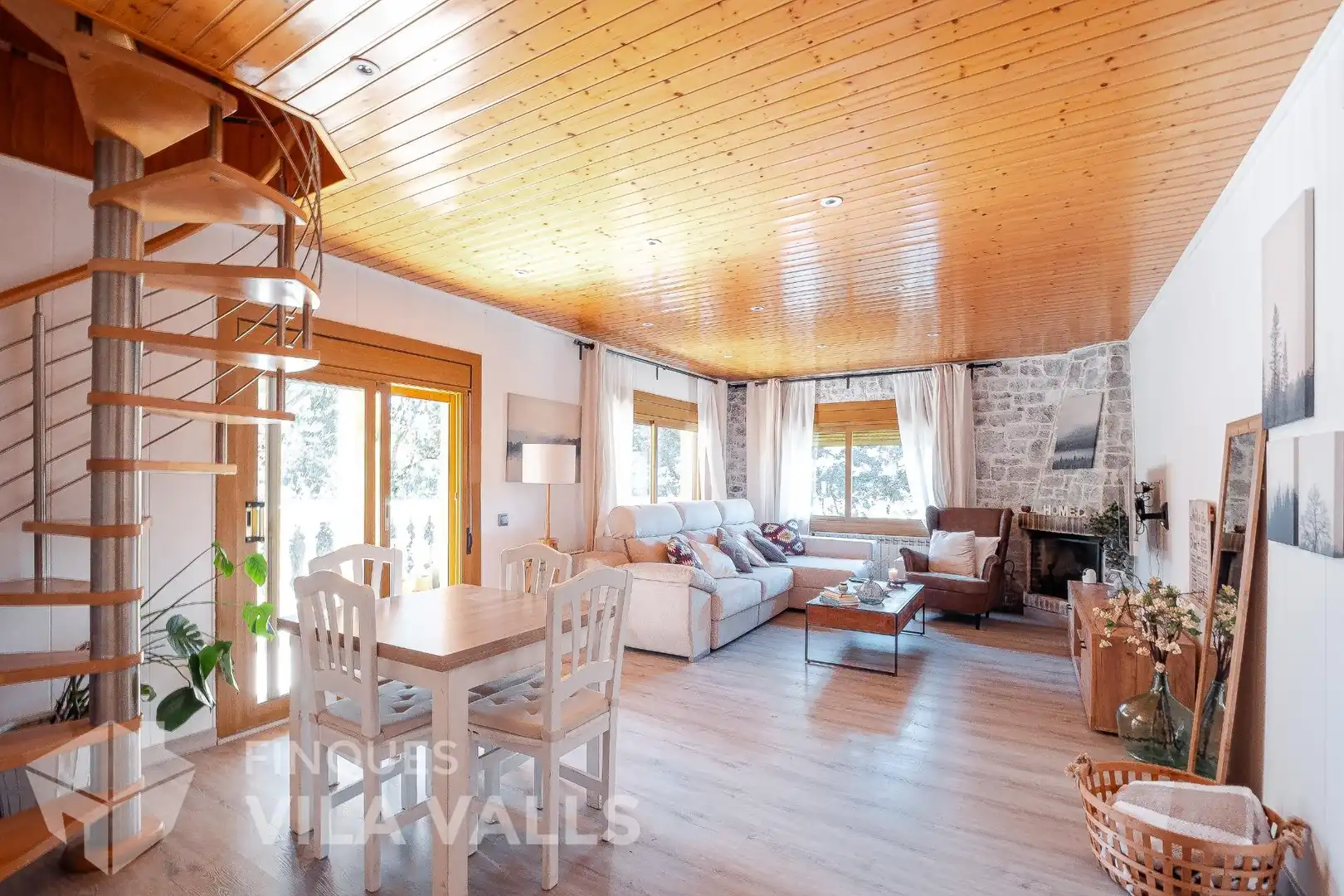 Sala d'estar de Casa o xalet en venda en Sant Quirze Safaja amb Jardí privat, Parquet i Terrassa