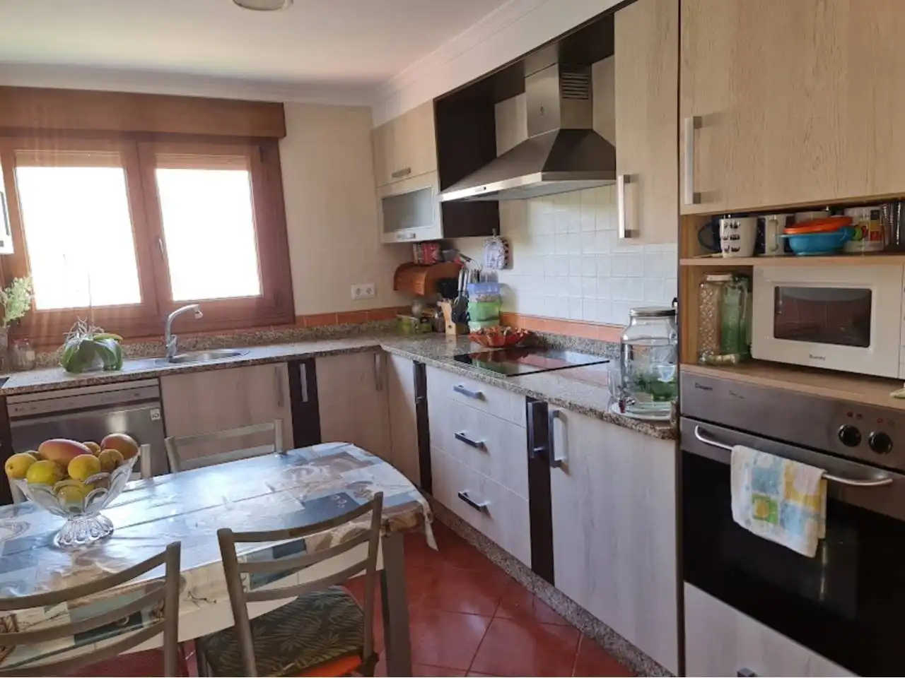 Cuina de Casa o xalet en venda en Sanxenxo amb Calefacció, Jardí privat i Parquet
