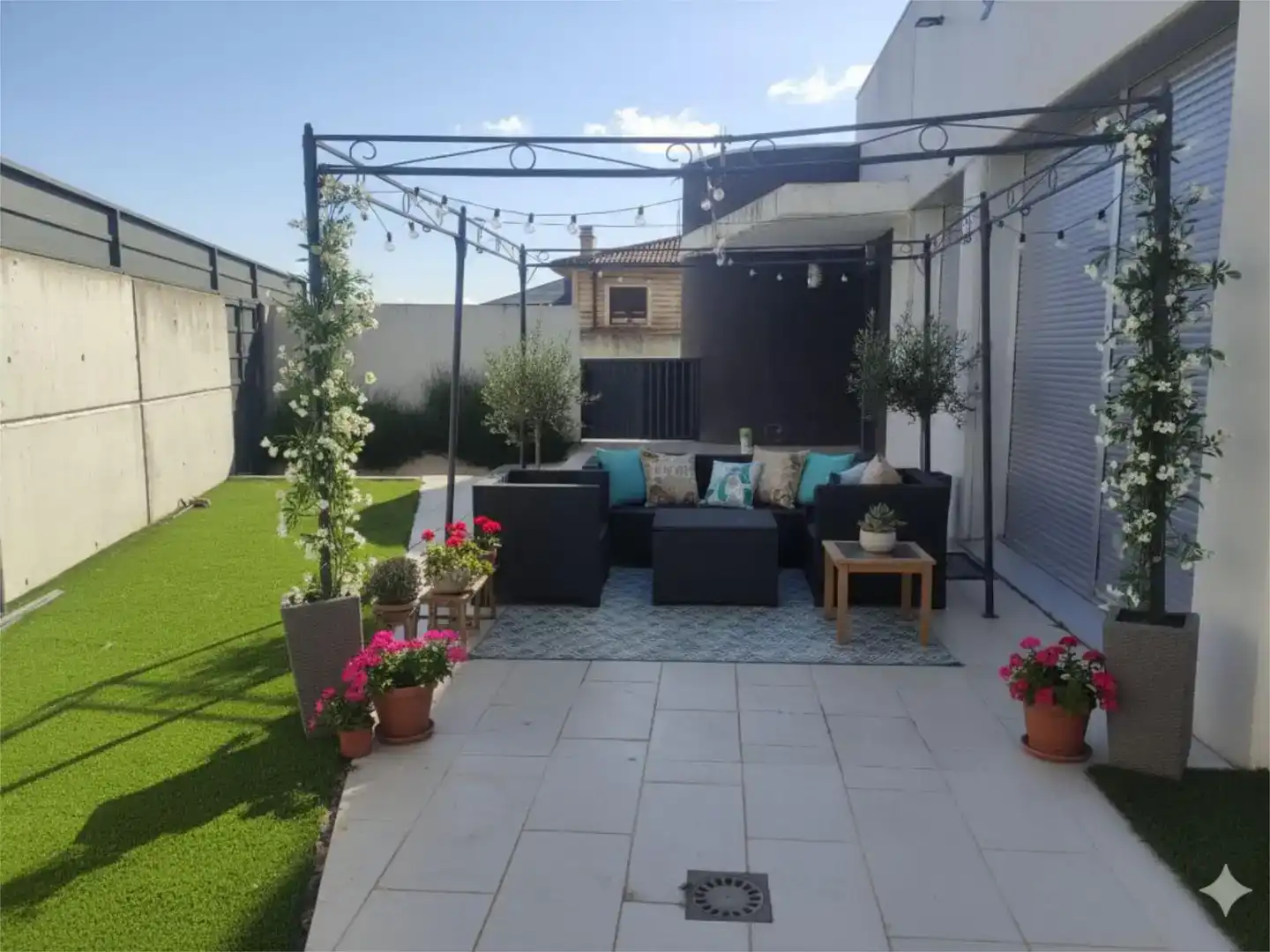 Terrassa de Casa o xalet en venda en León Capital  amb Piscina