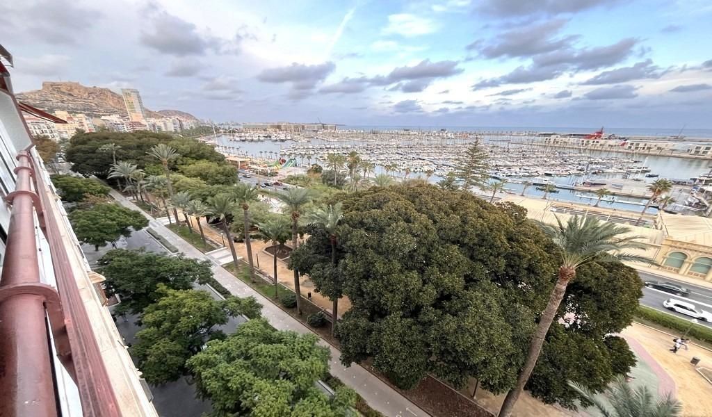 Vista exterior de Pis en venda en Alicante / Alacant amb Aire condicionat, Parquet i Terrassa