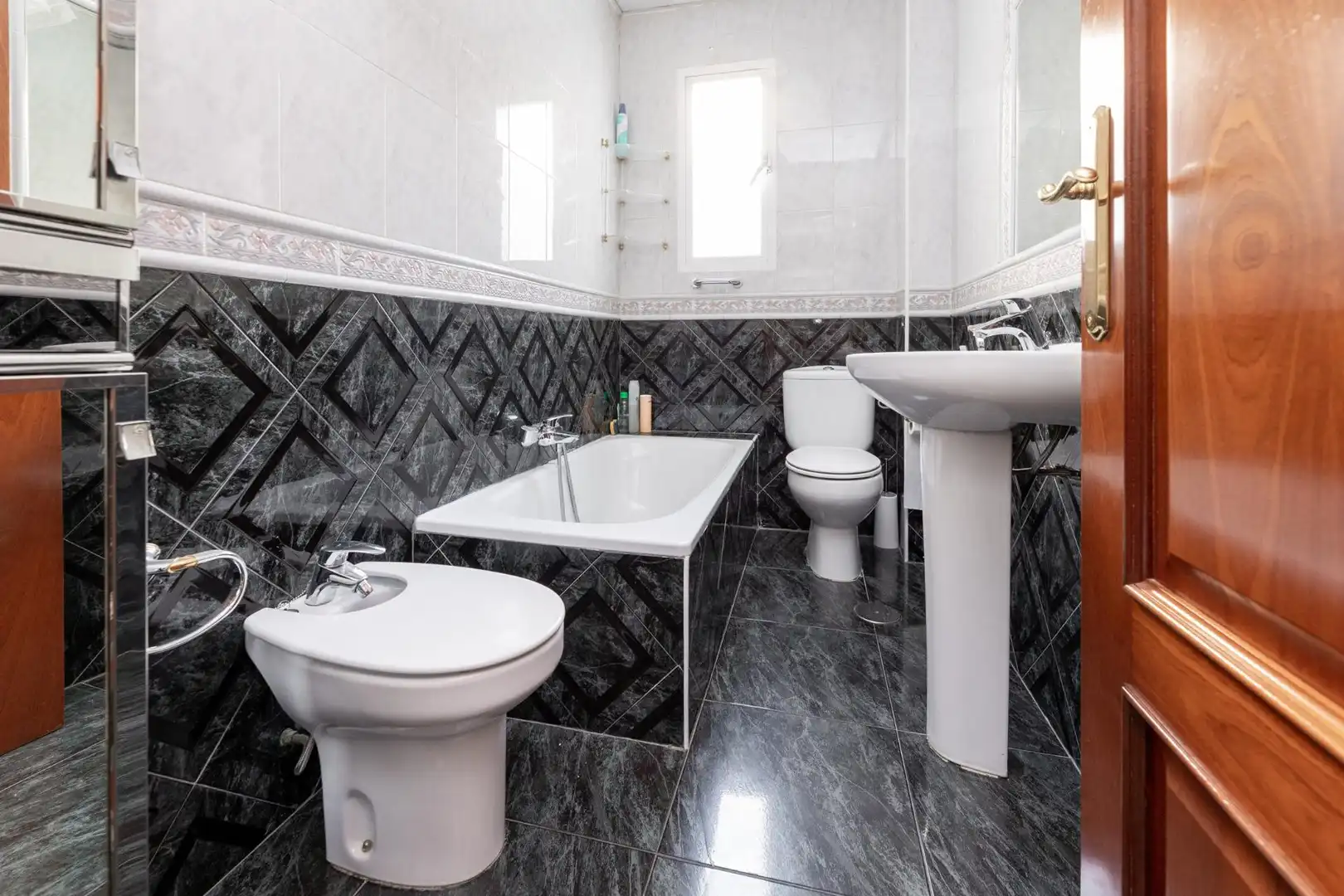 Bathroom of Flat for sale in Granada  with Air Conditioner, Heating and Parquet flooring