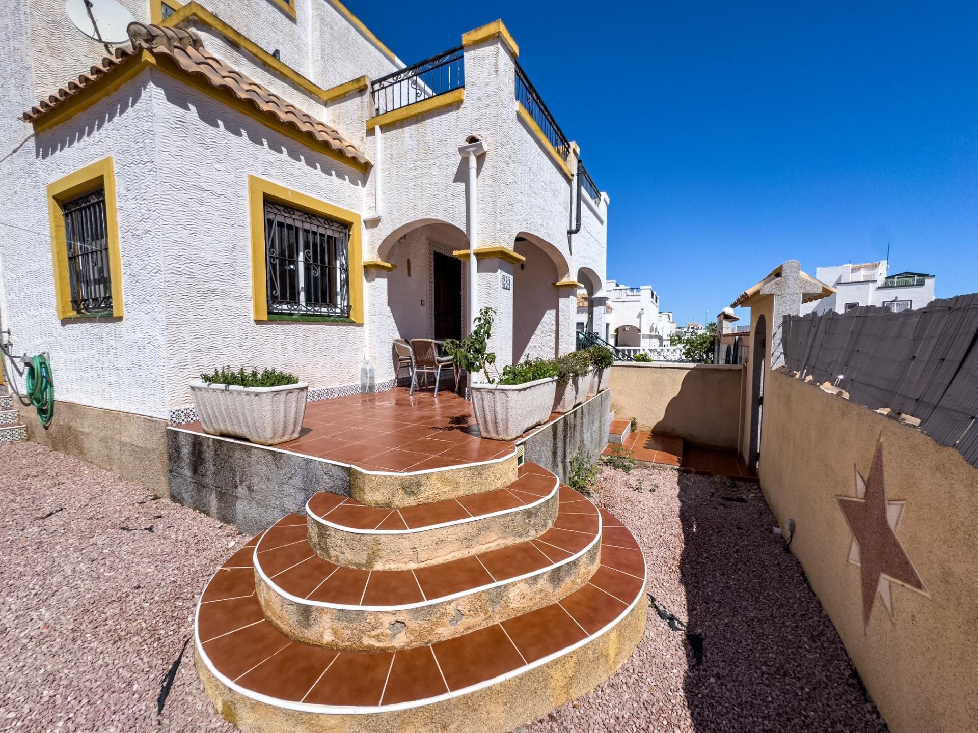 Vista exterior de Casa adosada en venda en Orihuela amb Aire condicionat, Jardí privat i Terrassa