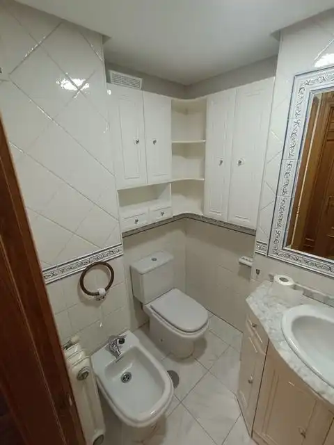 Bathroom of Flat for rent in Santiago de Compostela   with Heating, Furnished and Oven