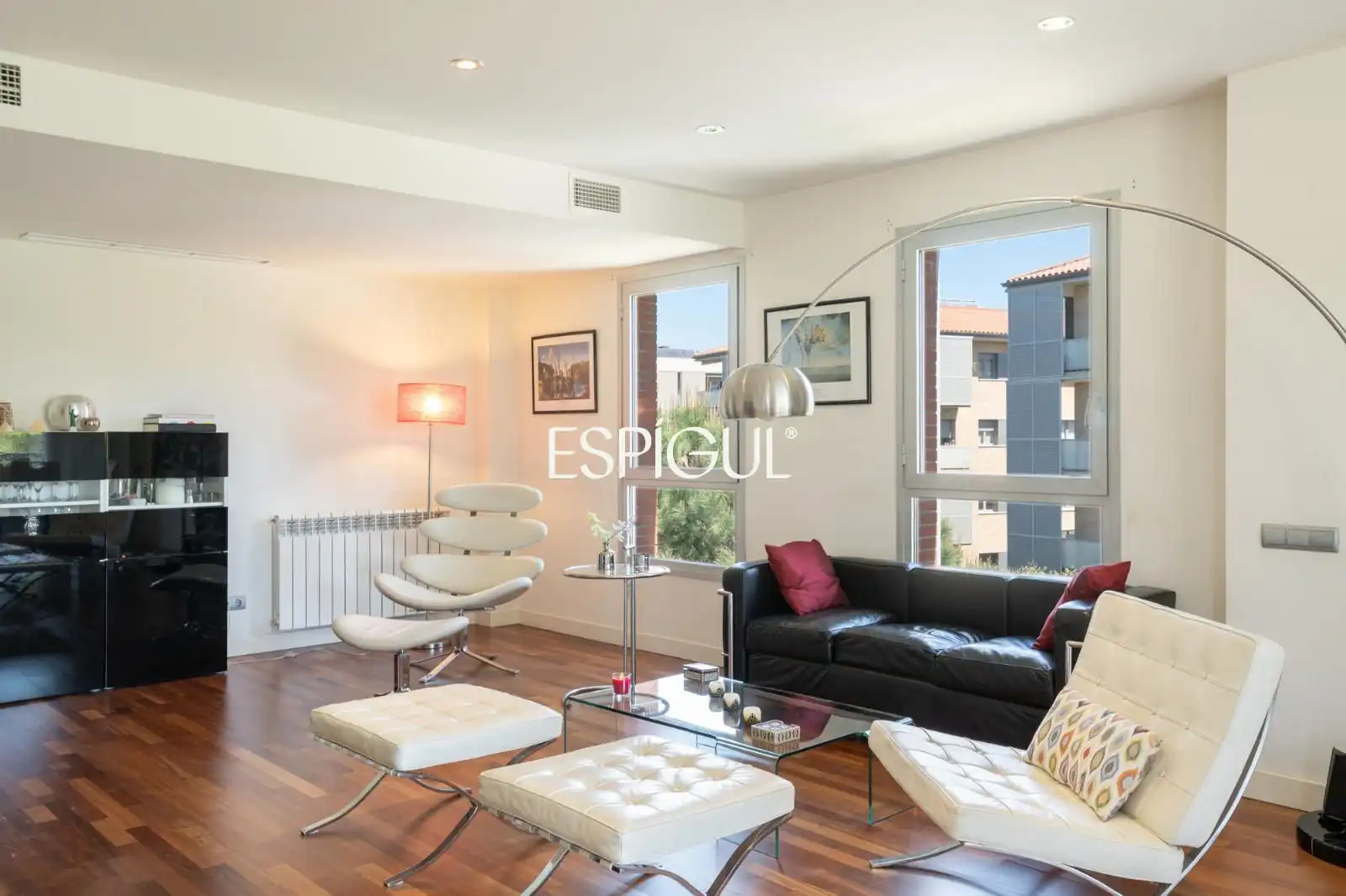 Living room of Flat for sale in Sant Cugat del Vallès  with Air Conditioner, Heating and Parquet flooring