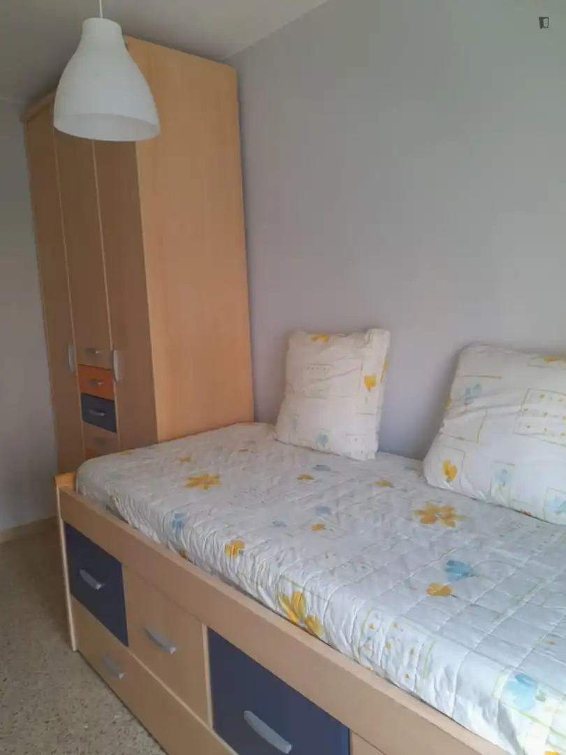 Dormitori de Apartament per a compartir en Badalona amb Calefacció, Moblat i Rentadora