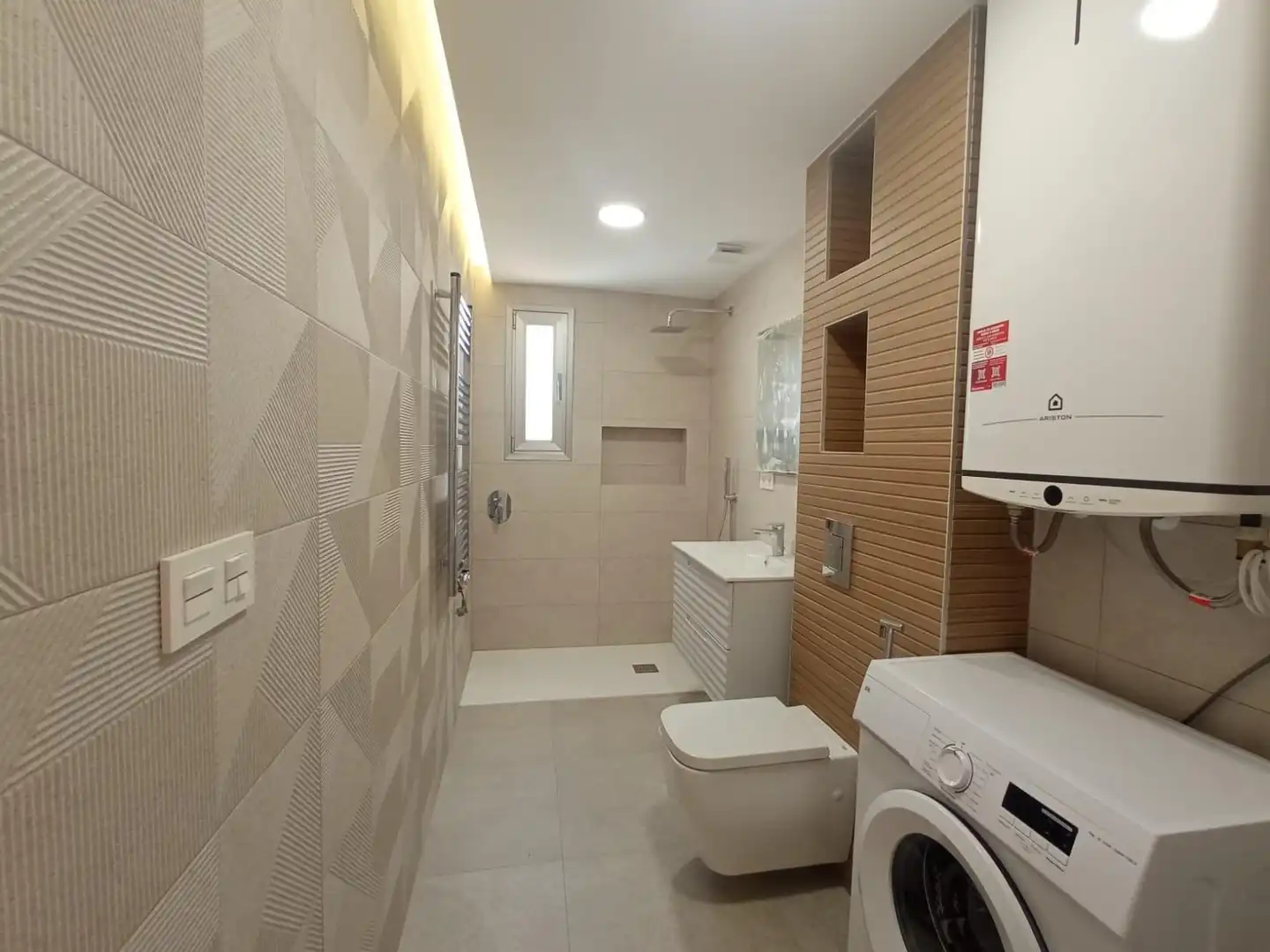 Bany de Apartament de lloguer en Granada amb Aire condicionat, Piscina i Piscina comunitària