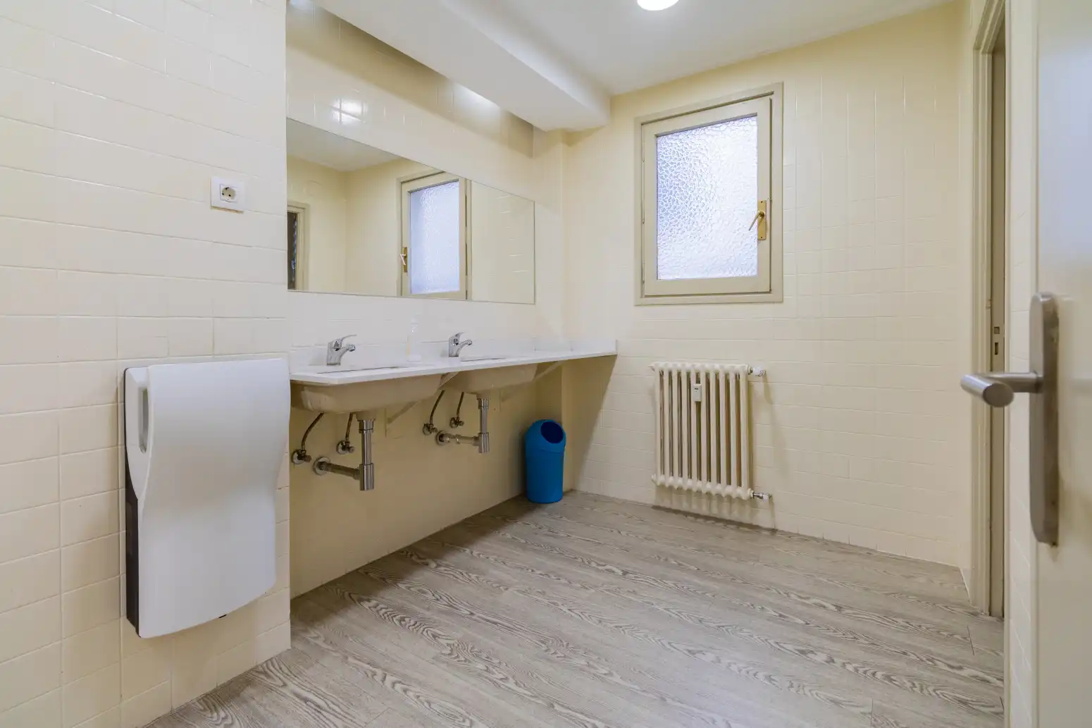 Bathroom of Office for rent in  Pamplona / Iruña