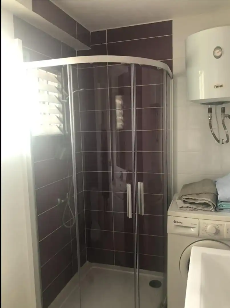 Baño de Apartamento en venta en Benidorm con Parquet, Piscina y Amueblado