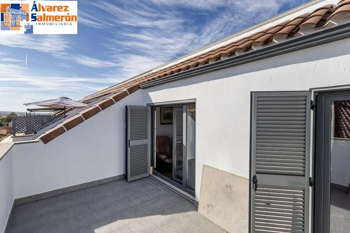 Penthouse with pool for sale in Ogíjares