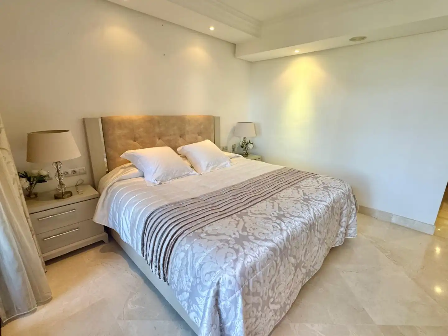 Habitación de Apartamento en venta en Estepona con Aire acondicionado, Terraza y Piscina