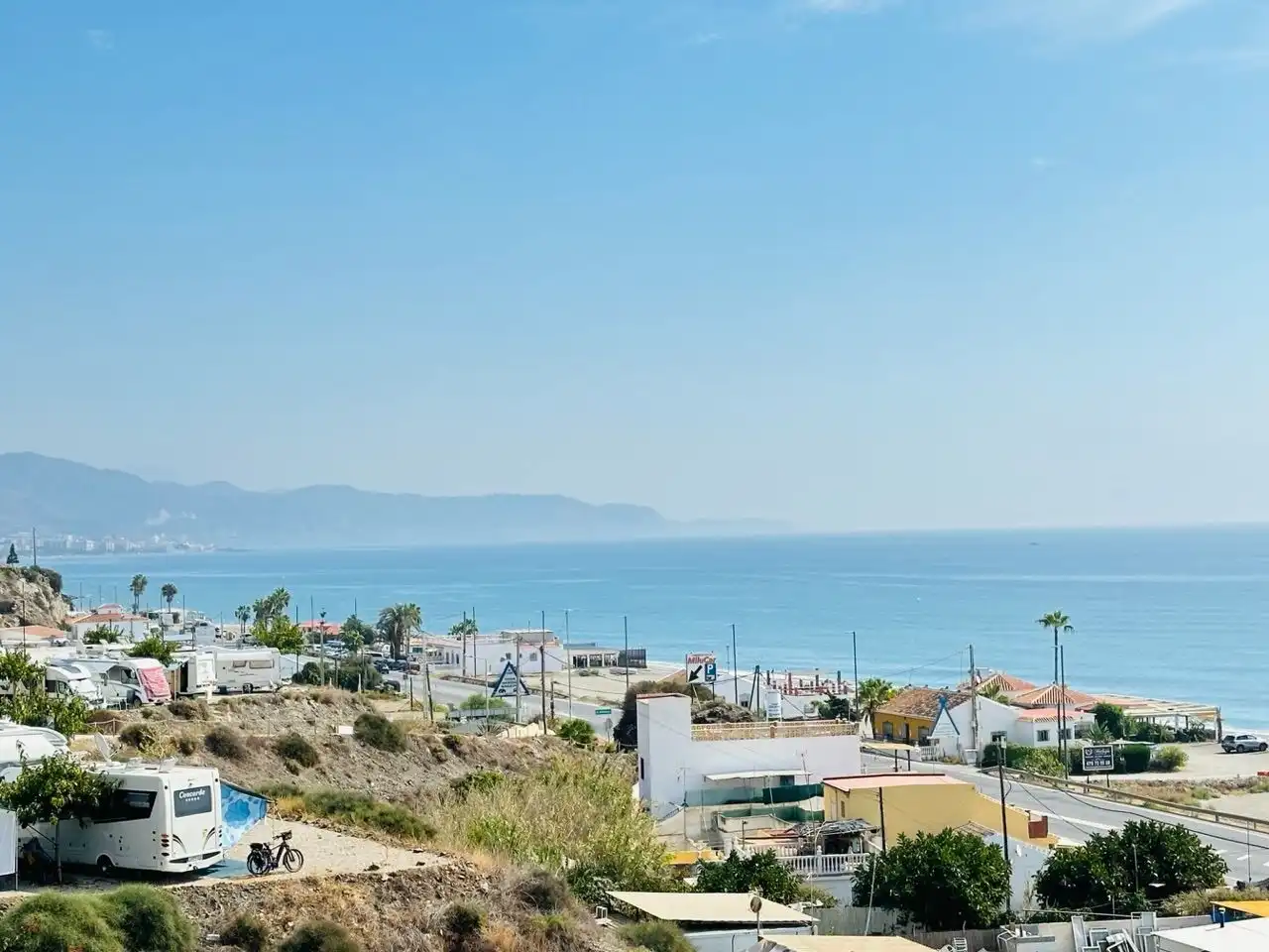 Vista exterior de Casa o xalet en venda en Torrox amb Aire condicionat, Jardí privat i Traster