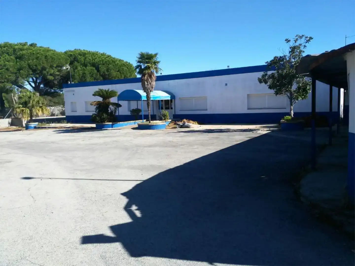 Außenansicht von Fabrikhallen zur Miete in Puerto Real