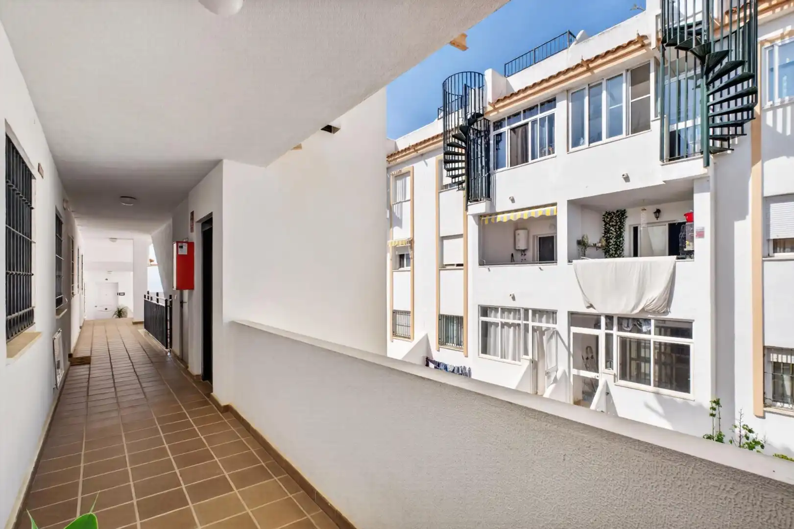 Wohnung zum Verkauf in Benalmádena mit Klimaanlage, Privatgarten und Abstellraum