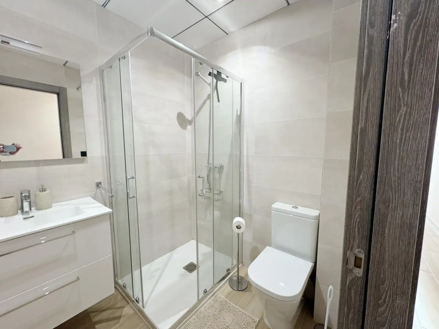 Baño de Planta baja de alquiler en El Campello con Aire acondicionado, Calefacción y Jardín privado