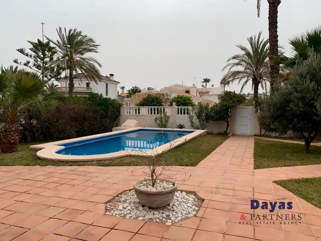Jardí de Casa o xalet en venda en Orihuela amb Aire condicionat, Terrassa i Moblat