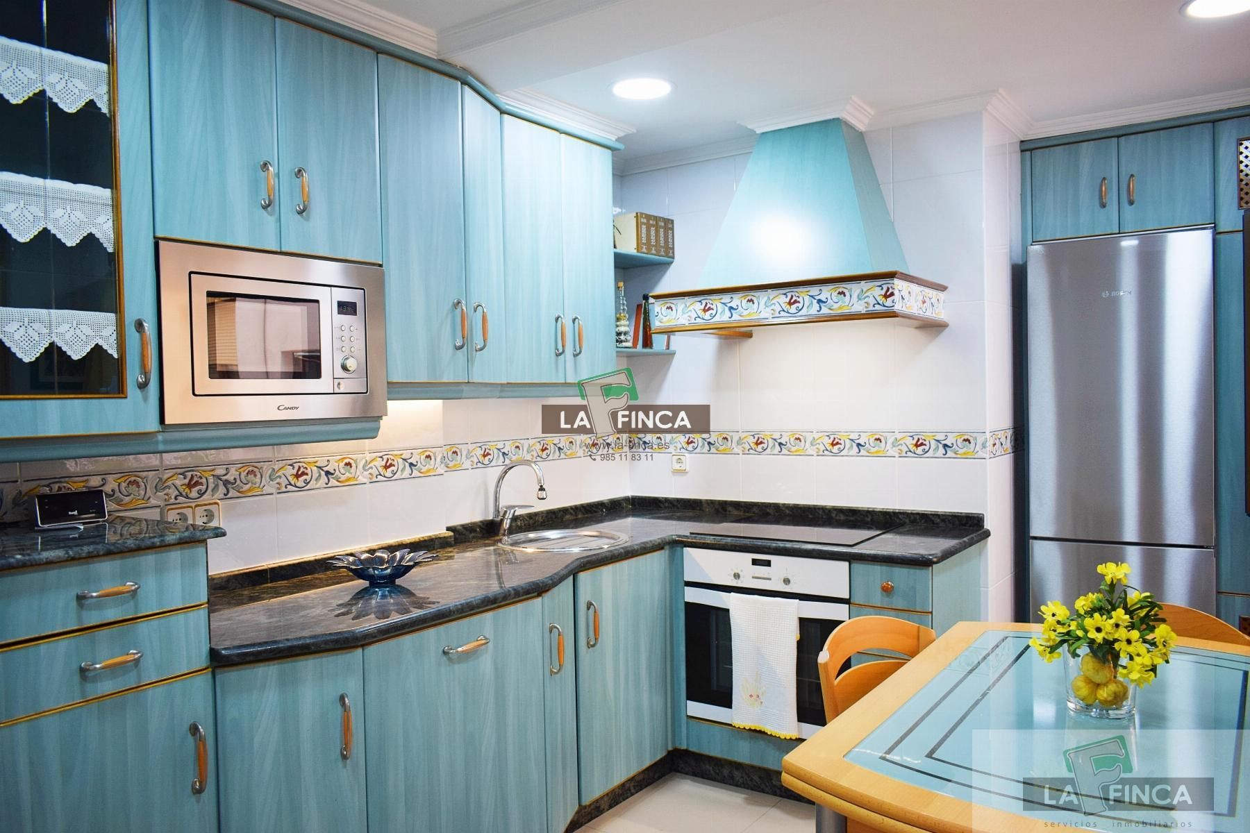 Cuina de Pis en venda en Oviedo  amb Parquet