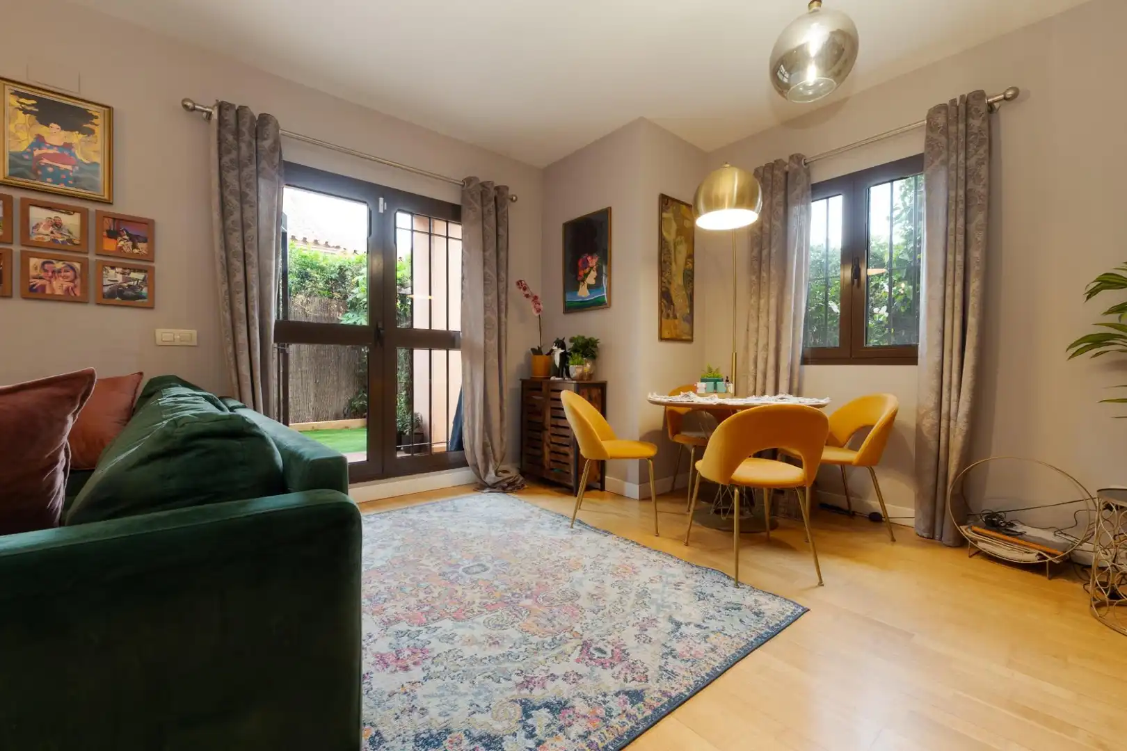 Sala d'estar de Casa adosada en venda en Benalmádena amb Aire condicionat, Jardí privat i Terrassa