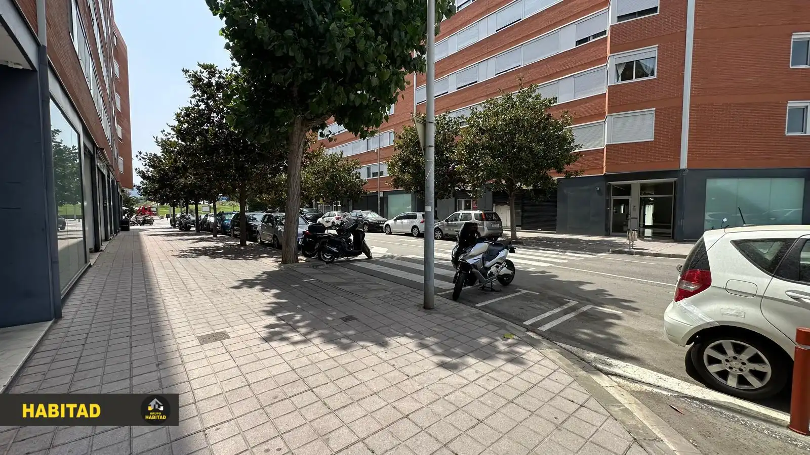 Vista exterior de Local en venda en Sant Joan Despí amb Aire condicionat, Calefacció i Parquet