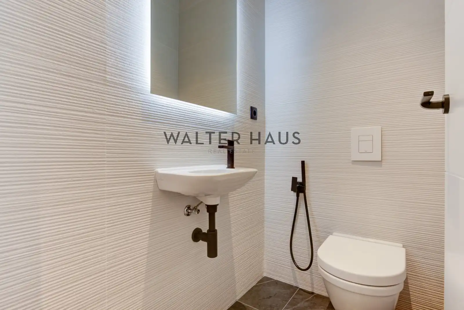 Bathroom of Flat for sale in Barcelona  with Air Conditioner, Heating and Oven