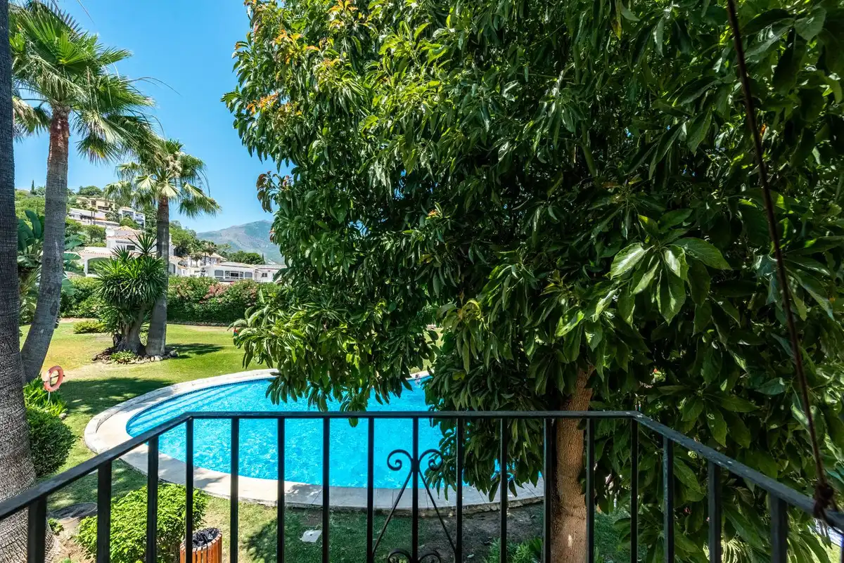 Schwimmbecken von Einfamilien-Reihenhaus zum Verkauf in Benahavís mit Klimaanlage, Heizung und Terrasse