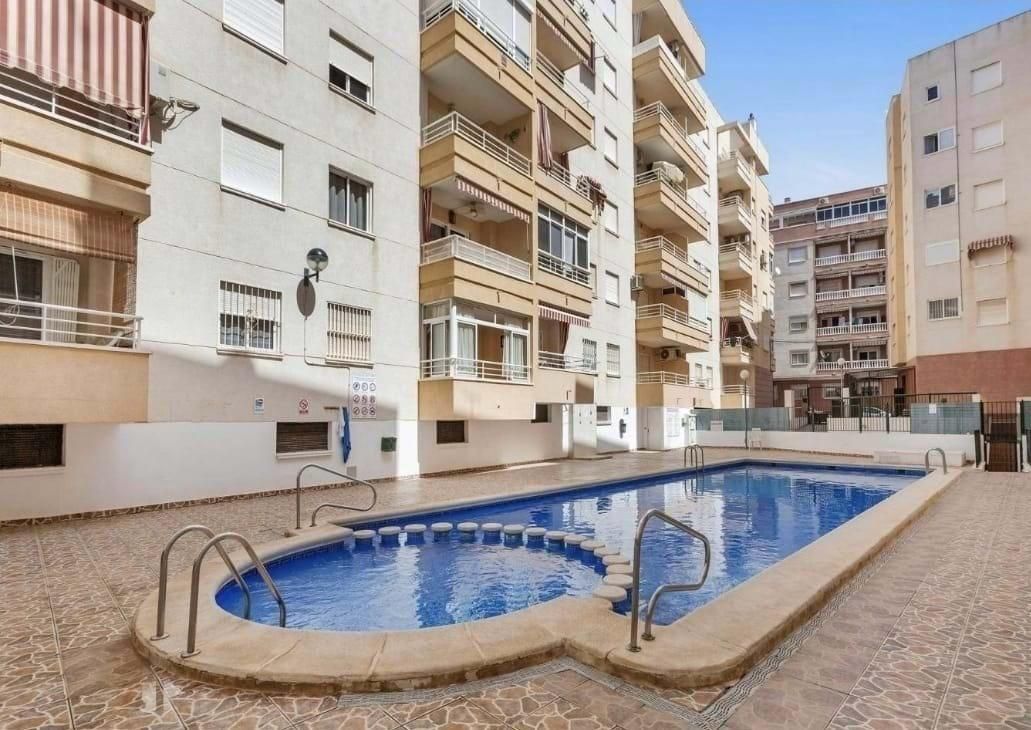 Vista exterior de Apartament en venda en Torrevieja amb Piscina comunitària