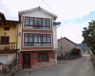 Vista exterior de Casa adosada en venda en San Felices de Buelna