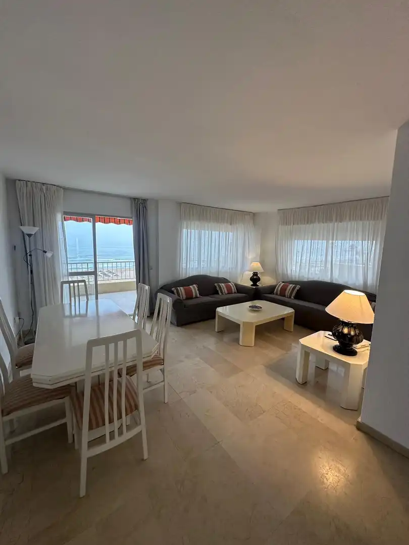 Sala d'estar de Pis de lloguer en Fuengirola amb Aire condicionat, Terrassa i Moblat