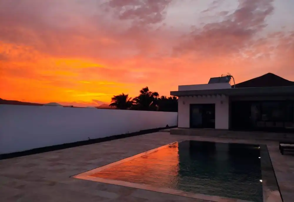 Piscina de Casa o xalet en venda en Costa Teguise