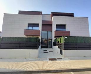 Vista exterior de Pis de lloguer en Santa Cruz de Bezana amb Calefacció, Terrassa i Moblat