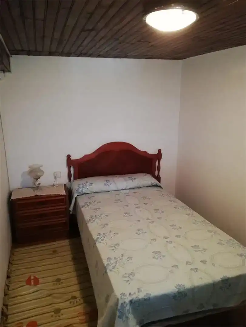 Dormitori de Casa adosada en venda en Valle de Manzanedo amb Balcó