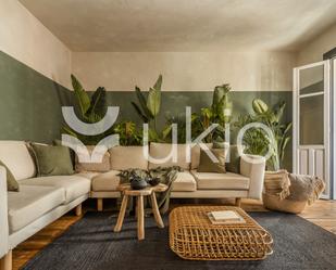 Sala d'estar de Apartament de lloguer en  Madrid Capital amb Aire condicionat, Calefacció i Moblat