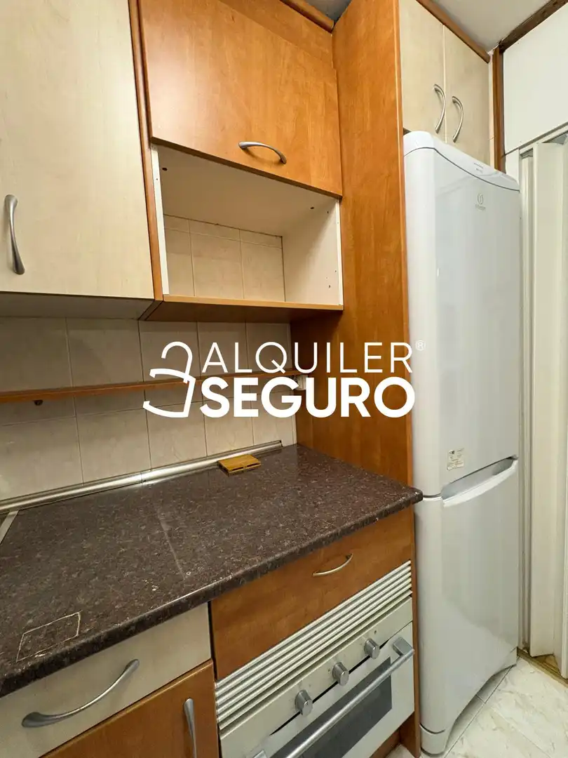 Cuina de Pis de lloguer en Madrid amb Aire condicionat, Calefacció i Moblat