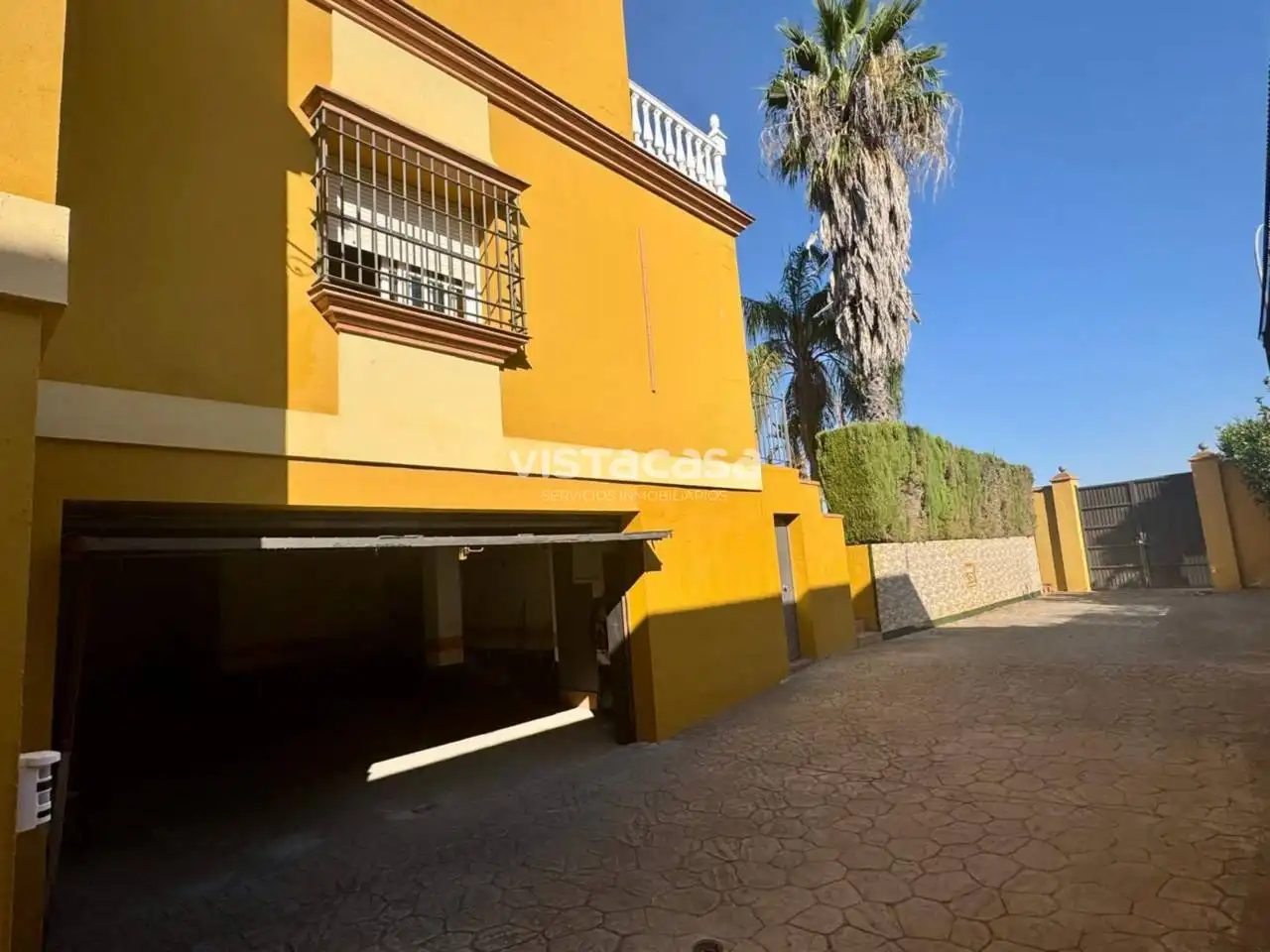 Vista exterior de Casa o xalet en venda en Mairena del Alcor amb Aire condicionat, Calefacció i Jardí privat