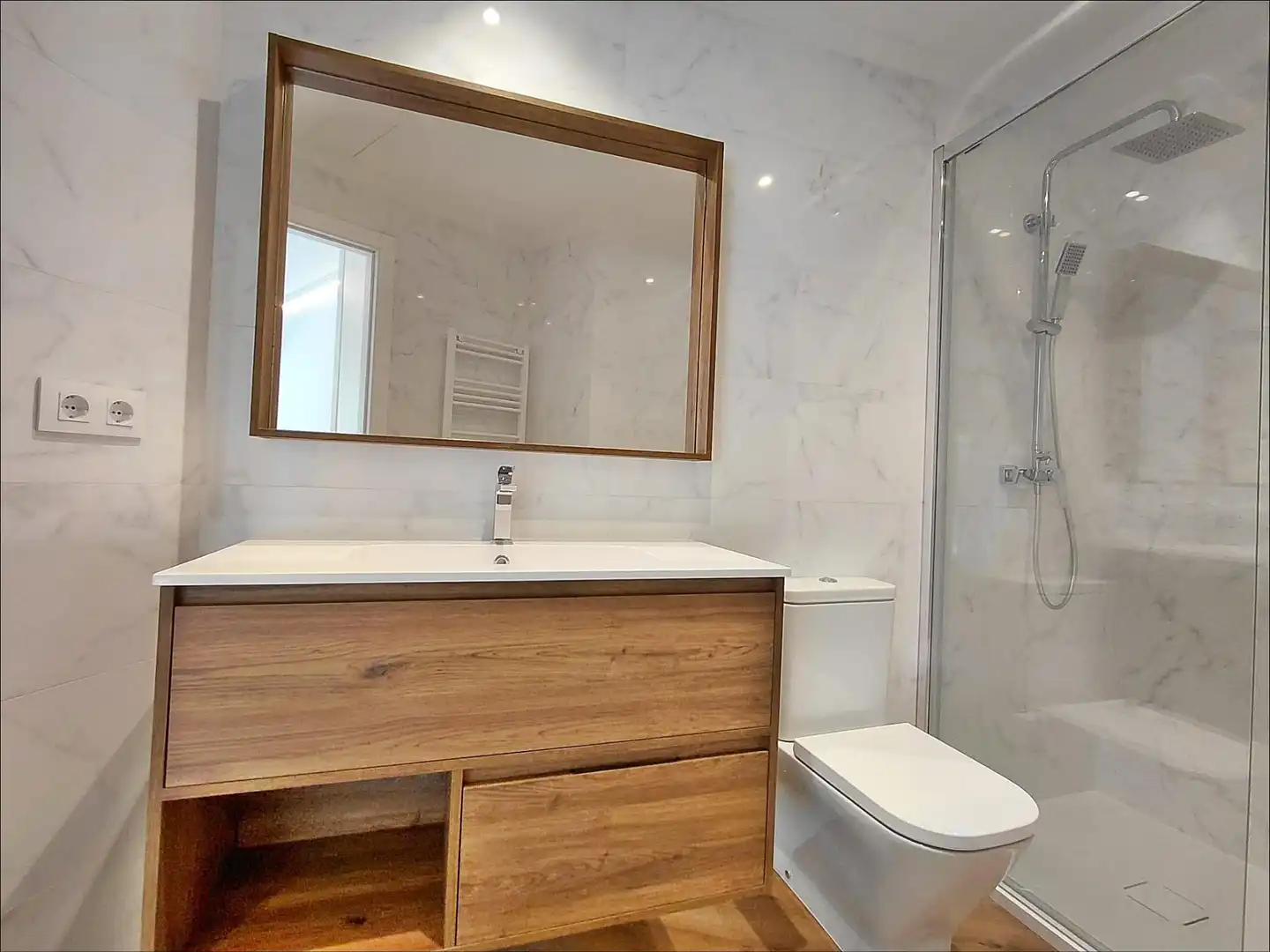 Badezimmer von Erdgeschoss zum Verkauf in Sanxenxo mit Heizung, Terrasse und Möbliert