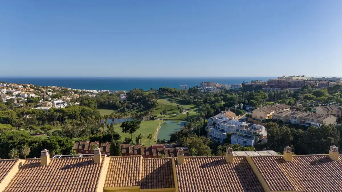 Vista exterior de Apartament en venda en Benalmádena amb Aire condicionat, Jardí privat i Terrassa