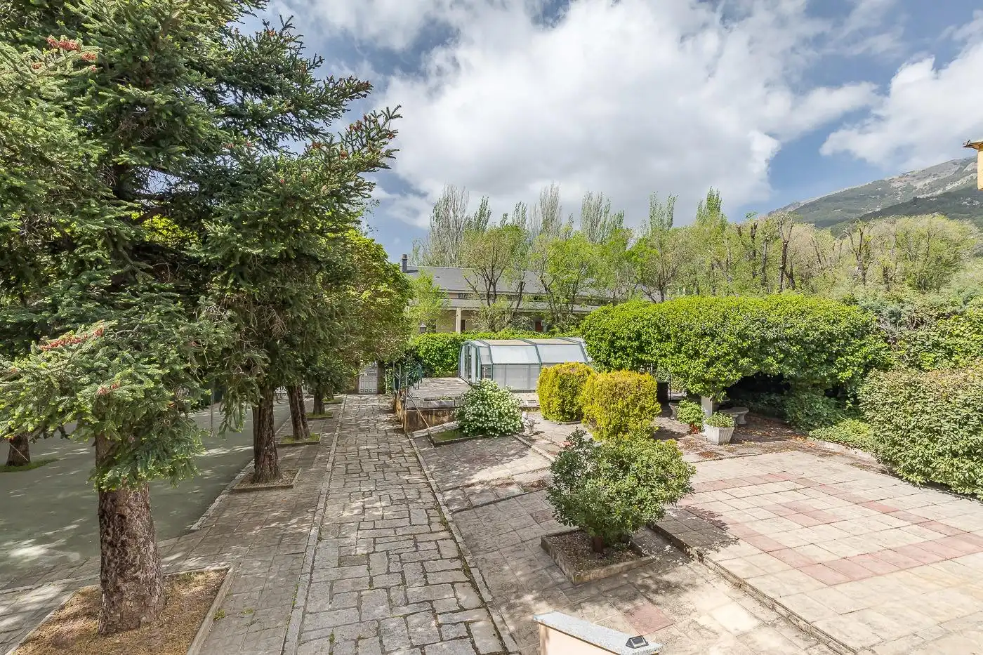 Jardín de Casa o chalet en venta en San Lorenzo de El Escorial con Calefacción, Alarma y Piscina comunitaria