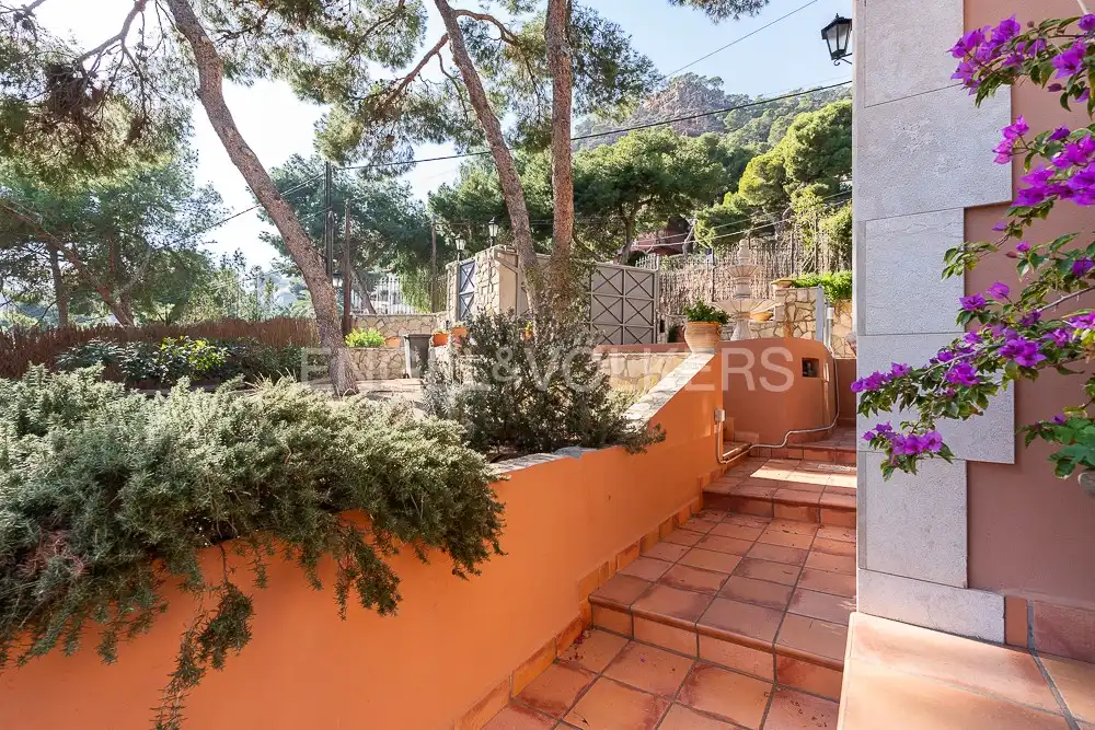Vista exterior de Casa o xalet en venda en Sagunto / Sagunt amb Calefacció, Jardí privat i Parquet