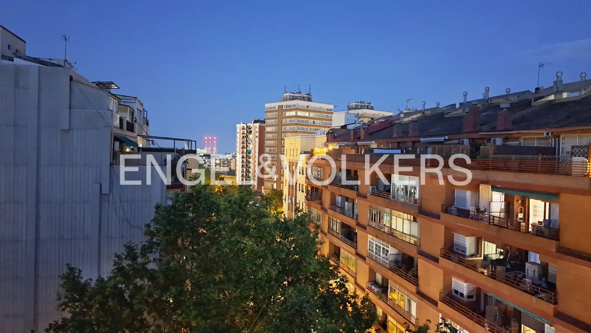 Vista exterior de Àtic en venda en Barcelona amb Aire condicionat, Calefacció i Parquet